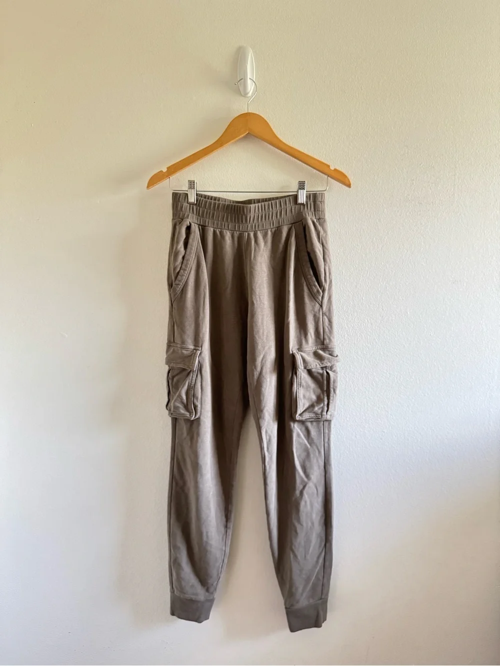 Alo Yoga Unwind Taupe Cargo Jogger Sweatpants size Small
